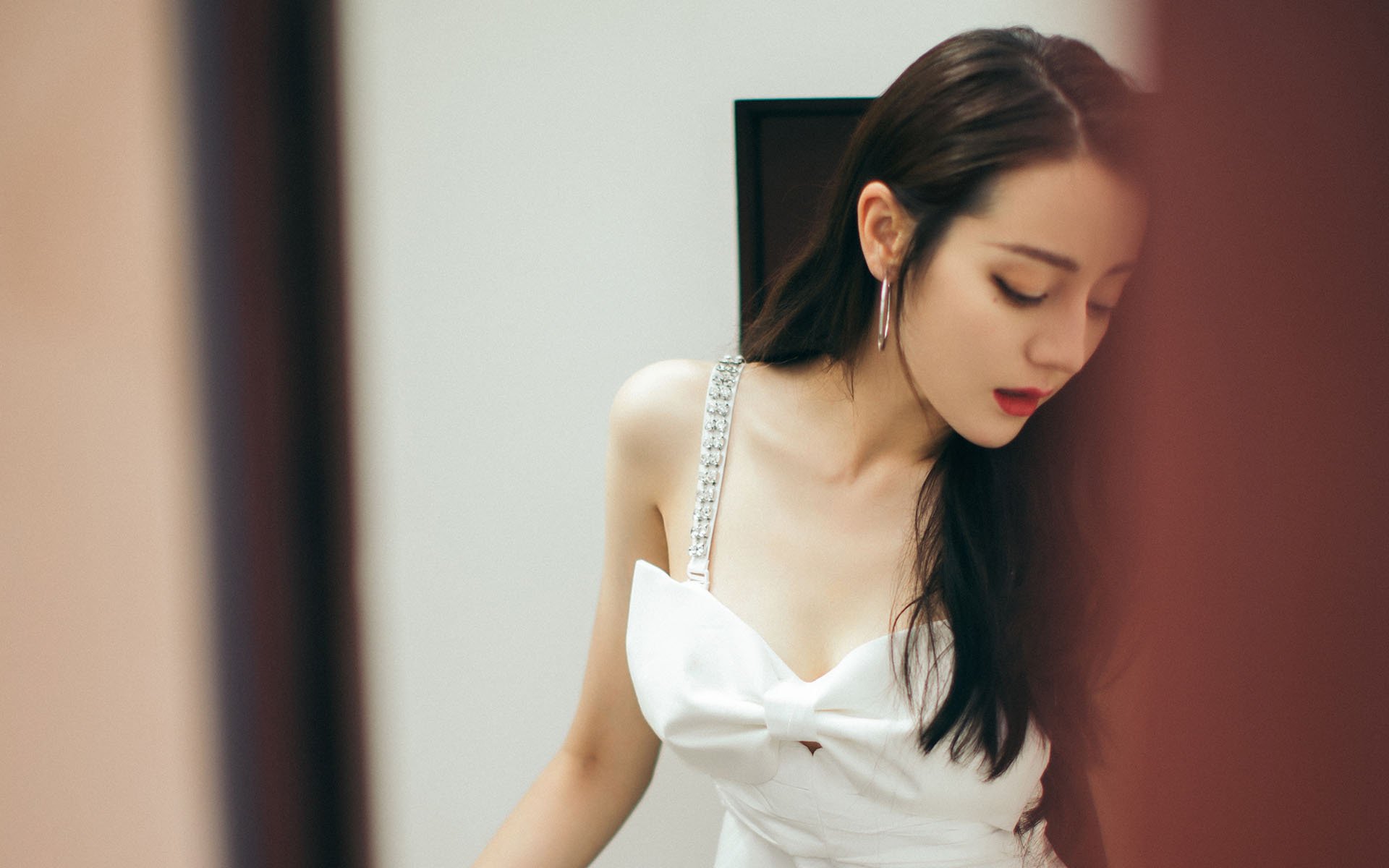 九游游戏中心官网-滑雪运动员训练重心转向综合协调能力，滑雪转弯重心